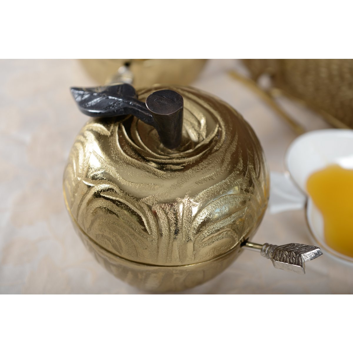 GOLDENER ZUCKERTOPF IN APFELFORM